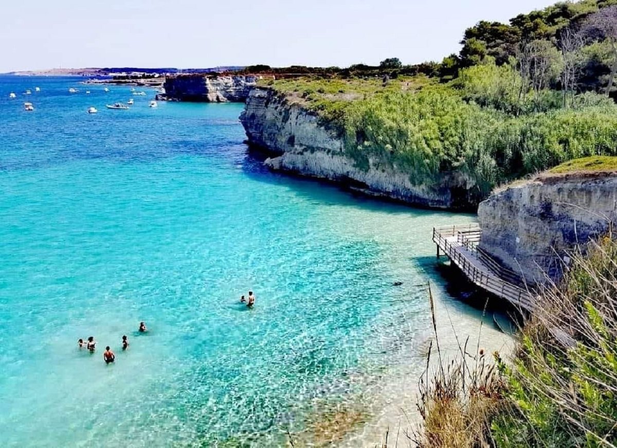 Baia Mulino d'acqua, spiaggia del Salento (adriatica), scogli