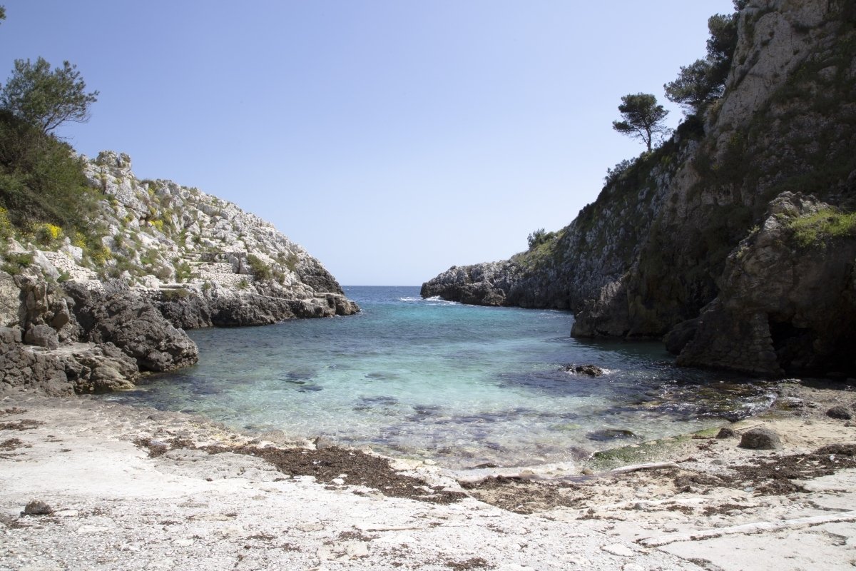 Cala dell'Acquaviva, spiaggia del Salento (leuca), scogli