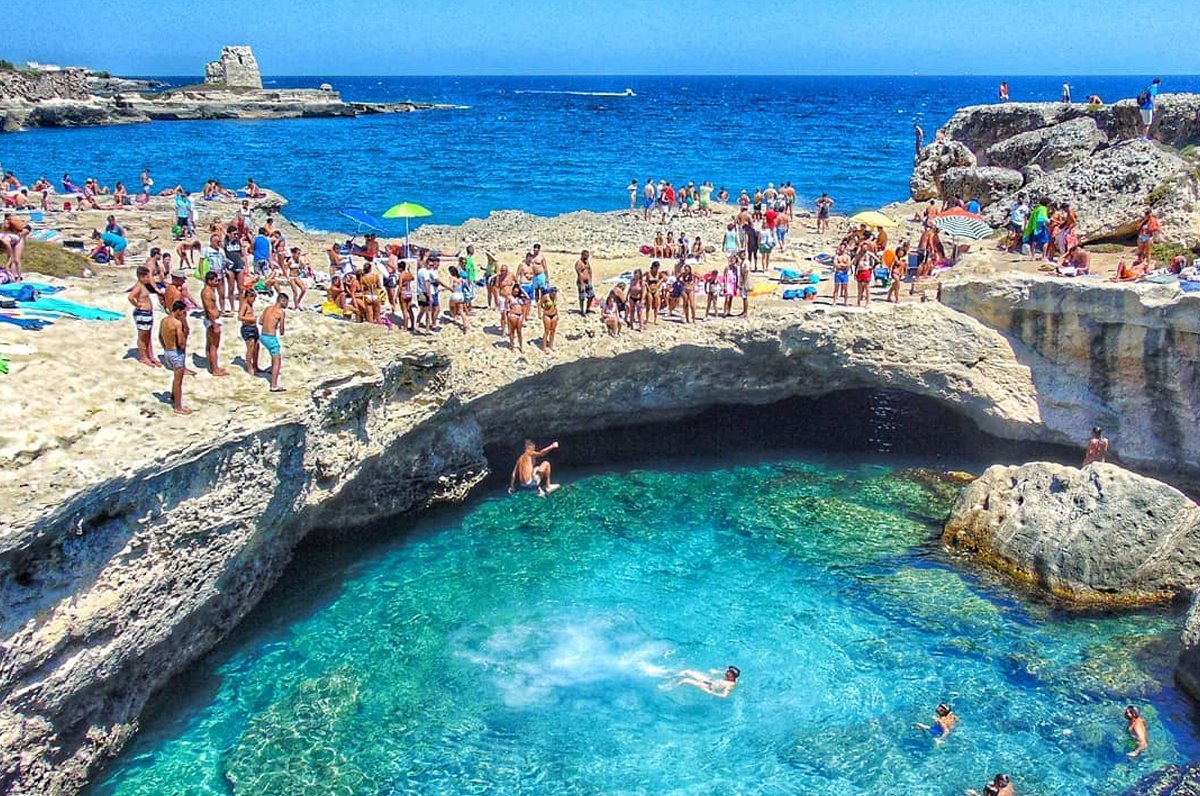 Grotta del Carmine, spiaggia del Salento (leuca), scogli