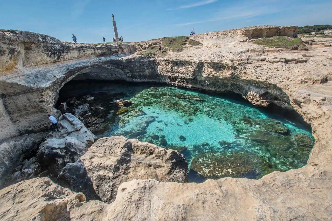 Grotta della Madonna, spiaggia del Salento (leuca), scogli
