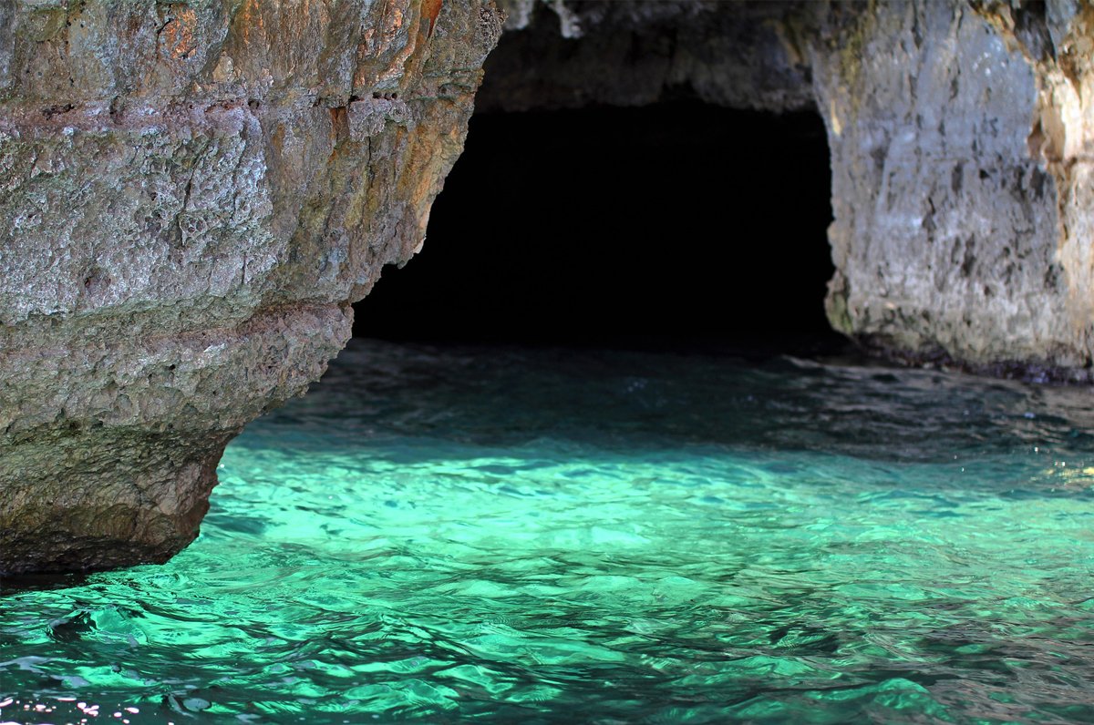 Grotta Verde, spiaggia del Salento (leuca), scogli