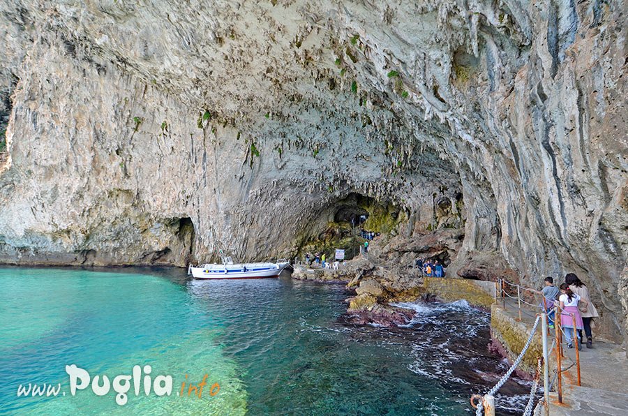 Grotta Zinzulusa, spiaggia del Salento (leuca), scogli