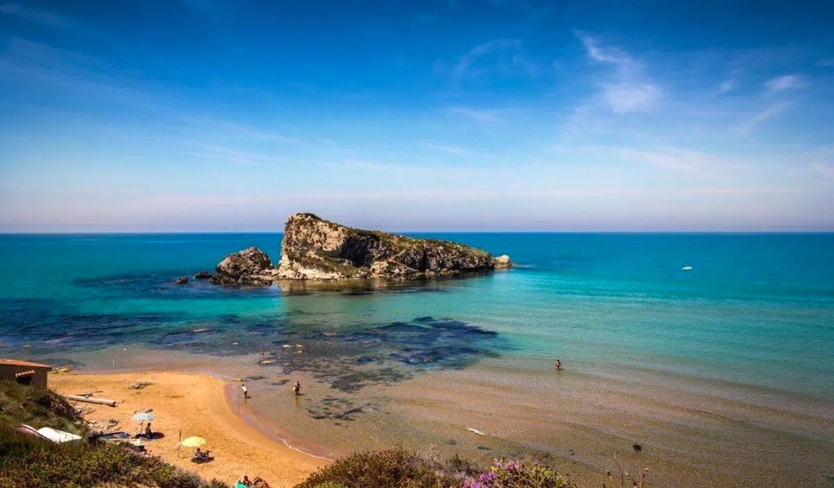 Punta San Nicola, spiaggia del Salento (adriatica), scogli