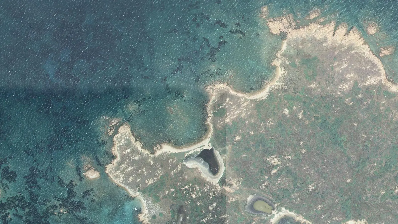 Luftbild von Strand von Isola Piana