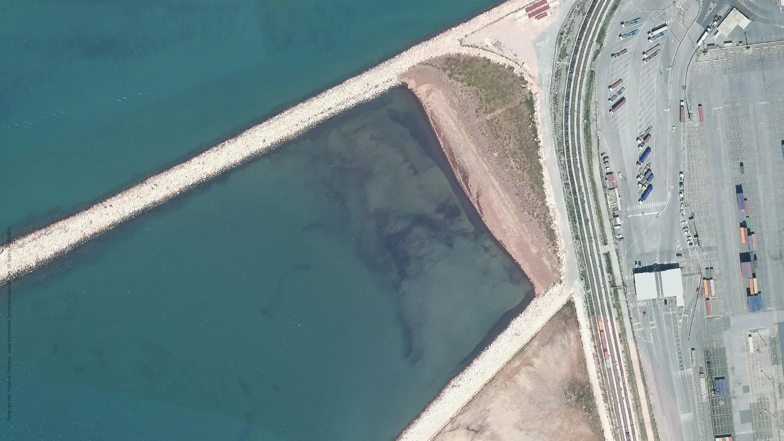 Luftbild von Strand von Varco Darsena Toscana