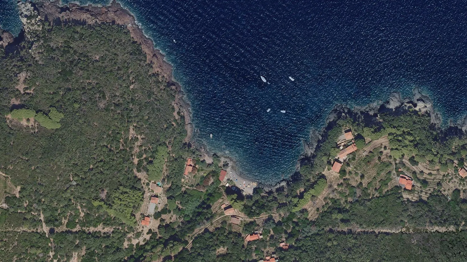 Vista aerea di Spiaggia La Cala