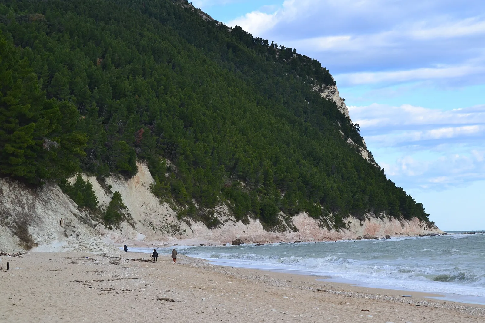 Spiaggia dei Sassi Neri